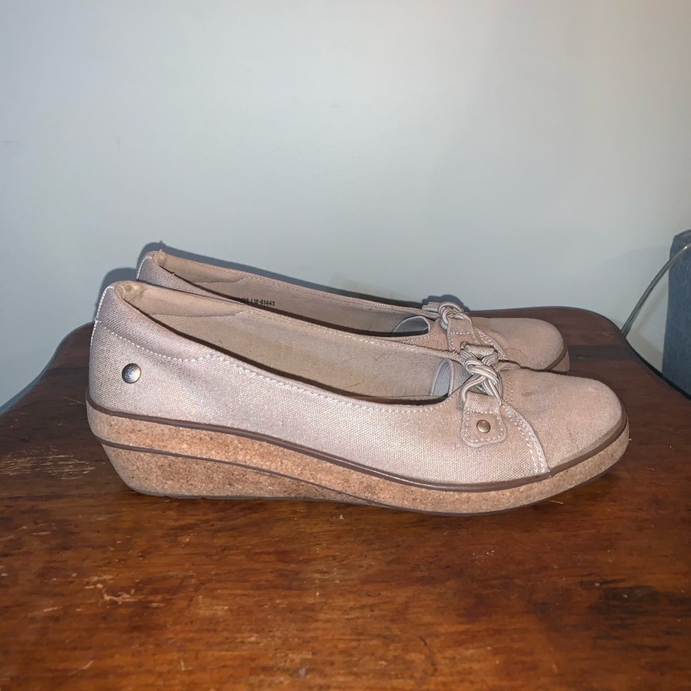Tan grasshopper shoes. Size 7.5